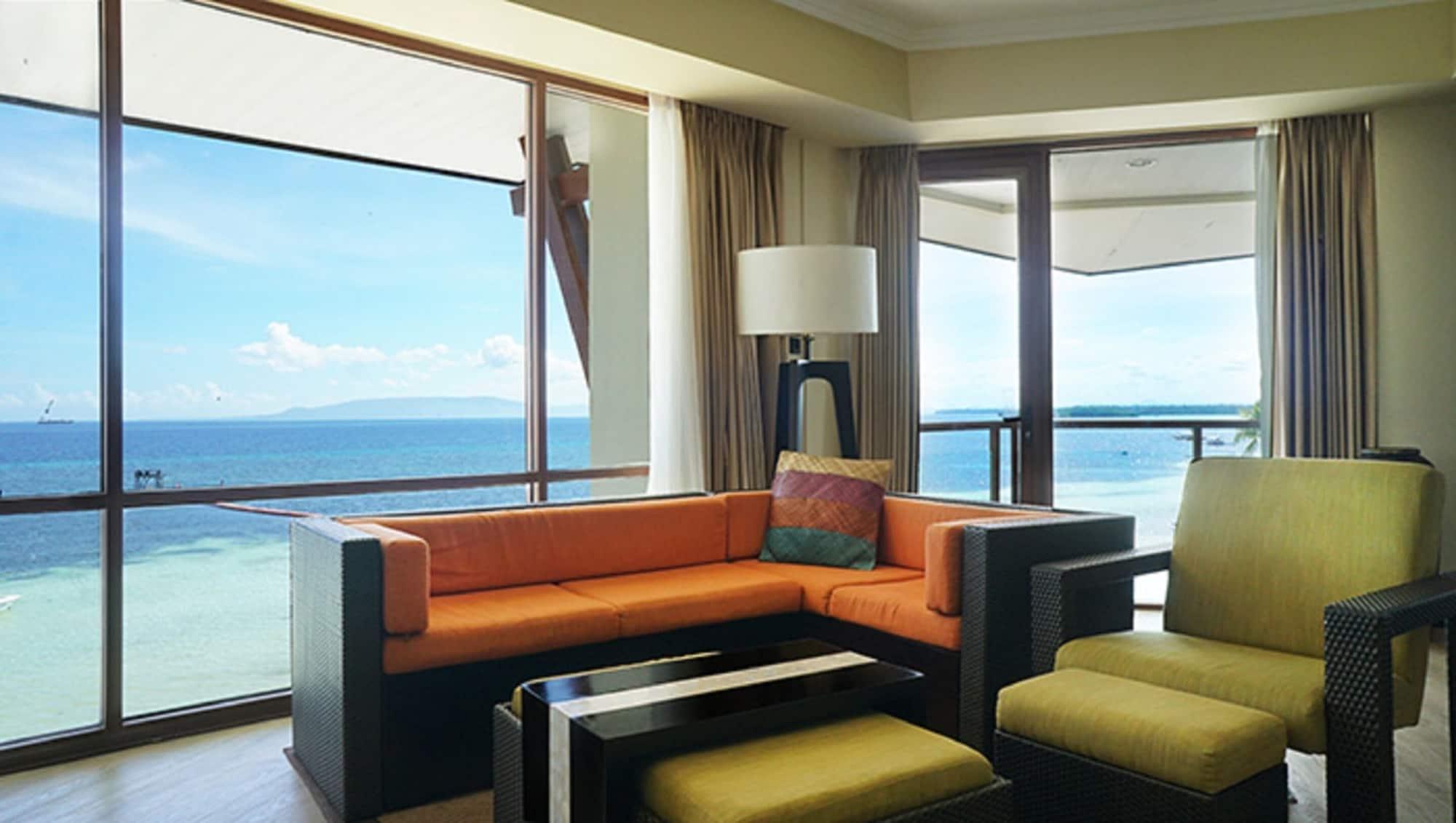 The Bellevue Resort Panglao Kültér fotó A living room at the Shangri-La at the Fort
