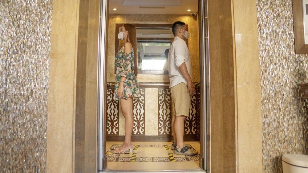 The Bellevue Resort Panglao Kültér fotó Social distancing in an elevator