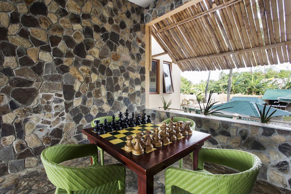 The Bellevue Resort Panglao Kültér fotó A game of chess at the resort