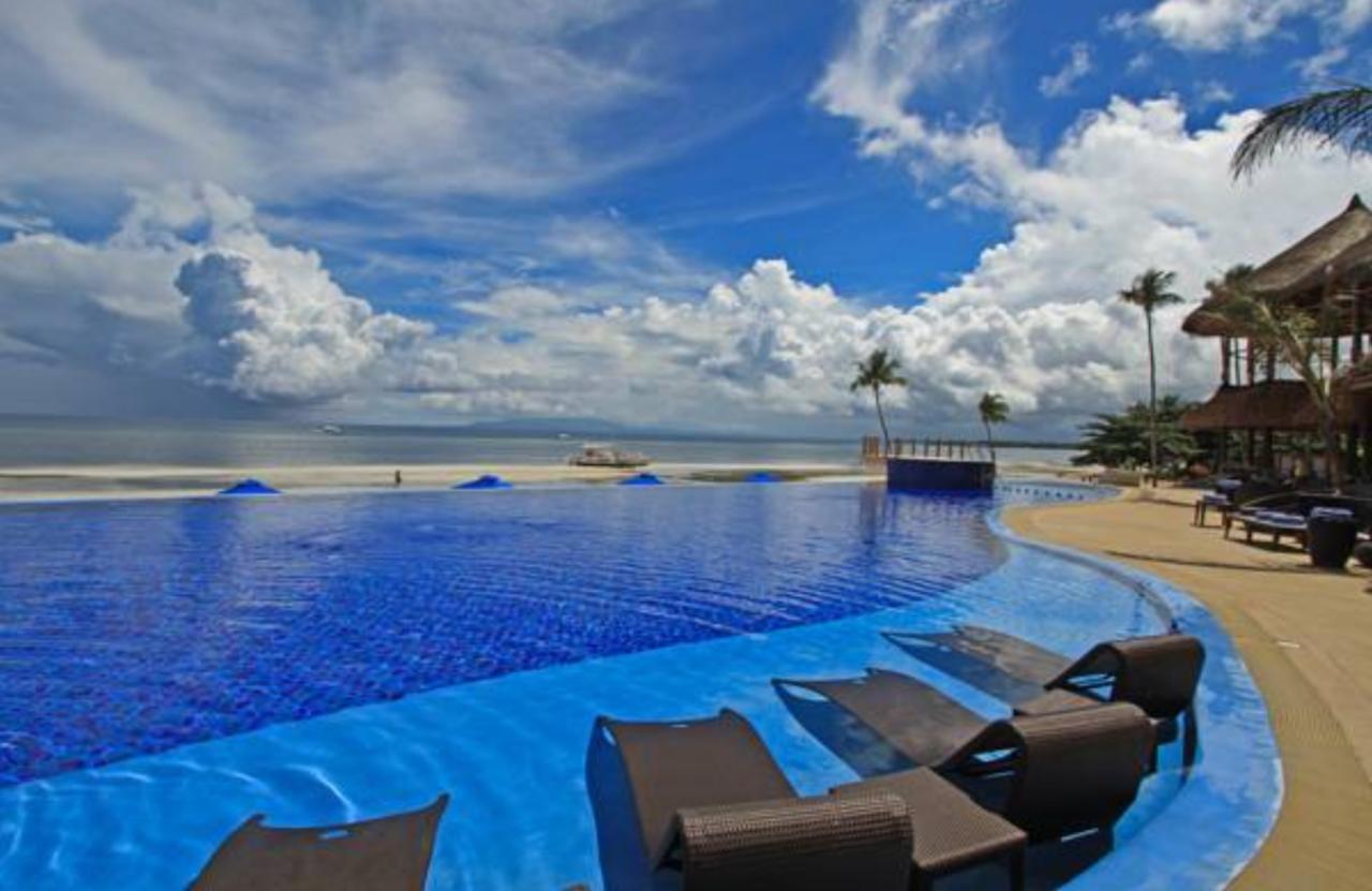 The Bellevue Resort Panglao Kültér fotó Infinity pool at the Shangri-La's Tanjung Rhu Resort, Langkawi, Malaysia