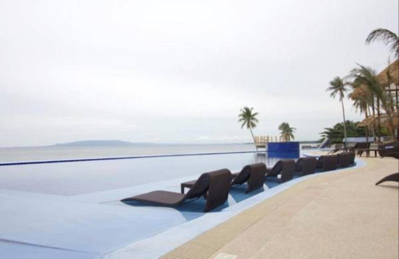 The Bellevue Resort Panglao Kültér fotó Infinity pool at the Shangri-La Tanjung Rhu, Malaysia
