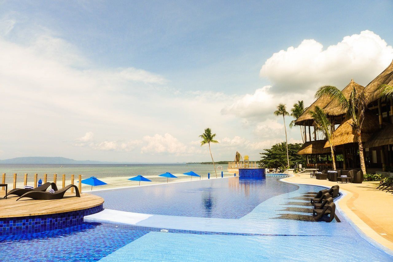 The Bellevue Resort Panglao Kültér fotó Infinity pool at the beach
